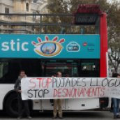 L'assemblea de barris per un turisme sostenible fa una acció sorpresa de boicot a busos turístics. A la parada de bus turístic de Portal de la Pau, al costat de l'estàtua de Colom.