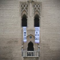 Pancartas "Sevilla no se venda" en la Giralda, con motivo del acto "Bienvenido Mr. OBama"